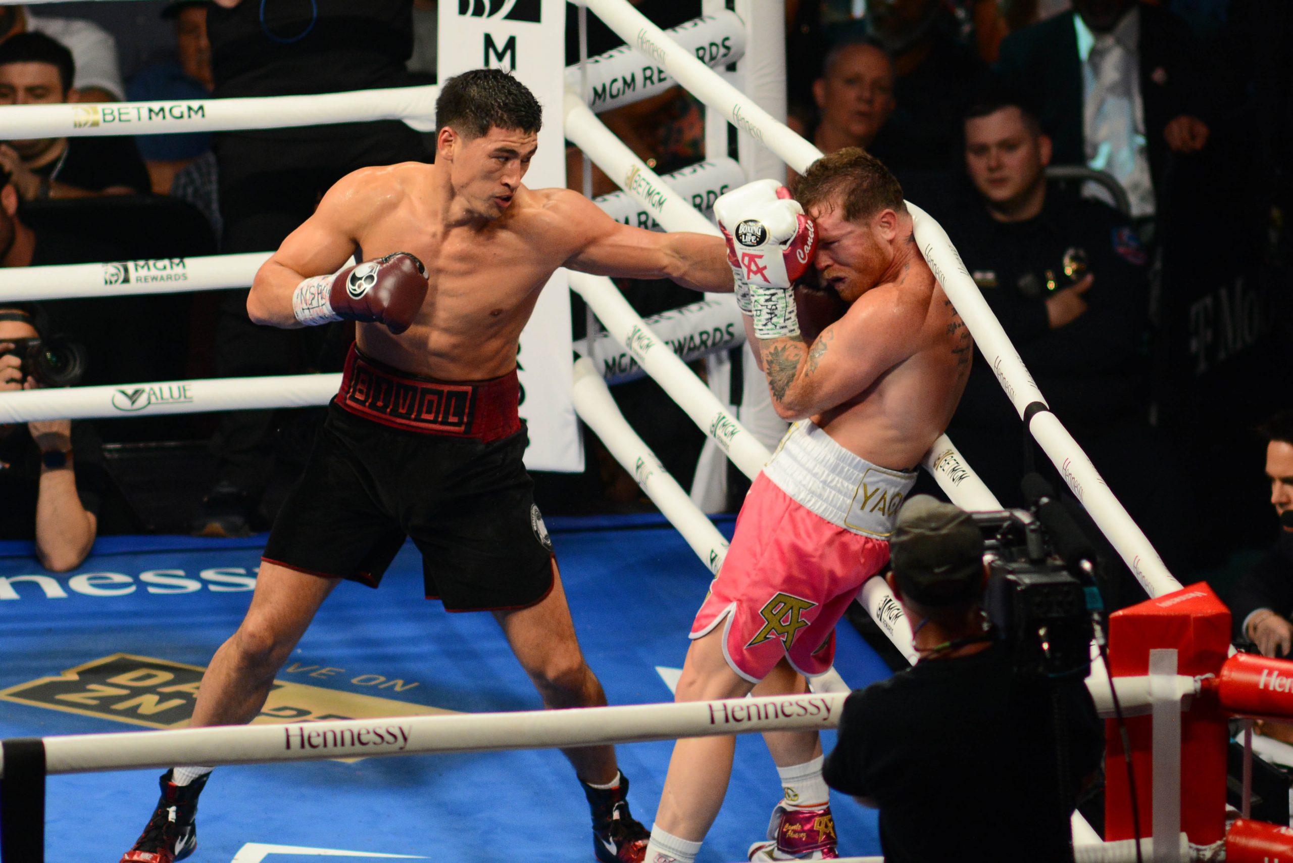 Resulta-From-Las-Vegas-Where-Dmitry-Bivol-Upsets-Canelo-Alvarez