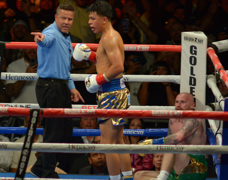 Mexico's-Munguia-KOs-Britain's-Kelly-Yokasta-Valle-Wins-Too